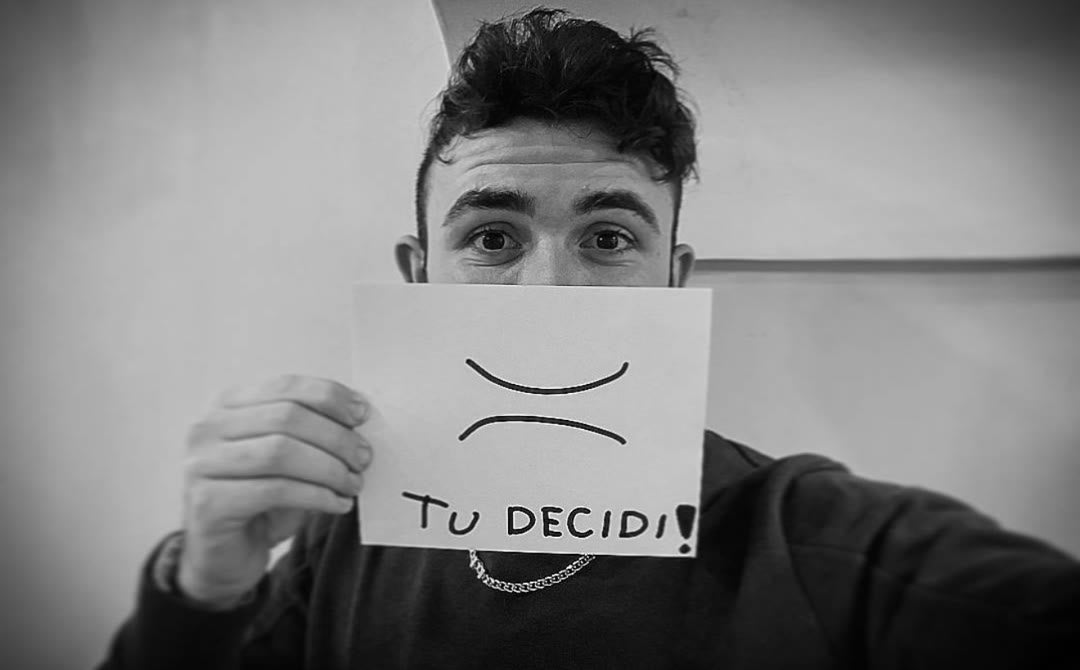 Francesco tiene un foglio con scritto Tu decidi